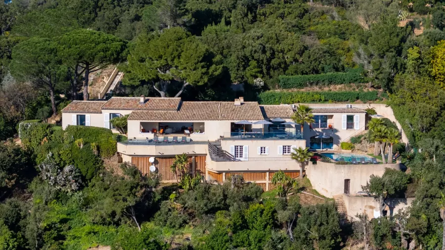 Exceptionnel : sublime et authentique villa de caractère offrant la plus belle vue du Golfe de Saint-Tropez - 1