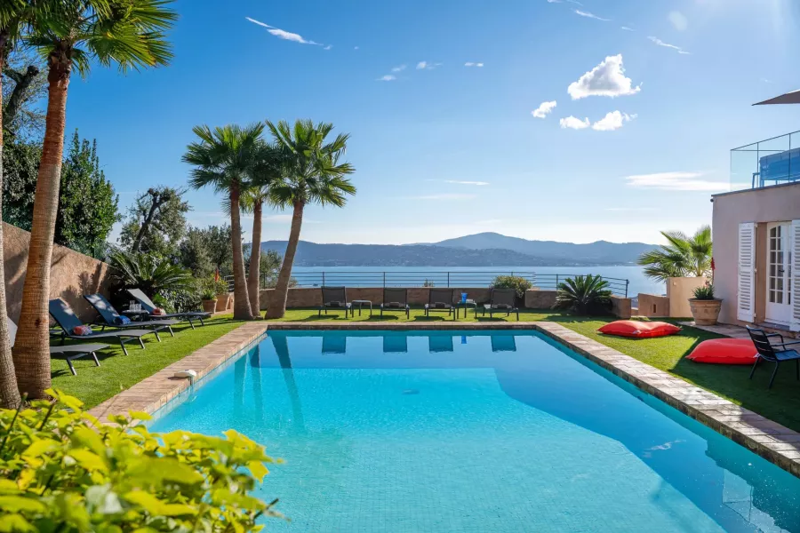 Exceptionnel : sublime et authentique villa de caractère offrant la plus belle vue du Golfe de Saint-Tropez - 2