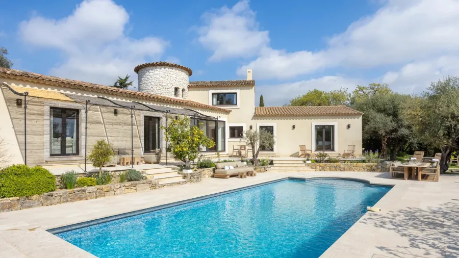 Close to Valbonne – Beautifully renovated property – 5 bedrooms - 1